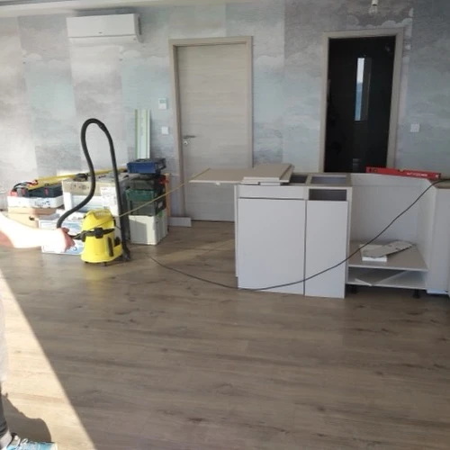 Beépítés alatt lévő konyhabútor